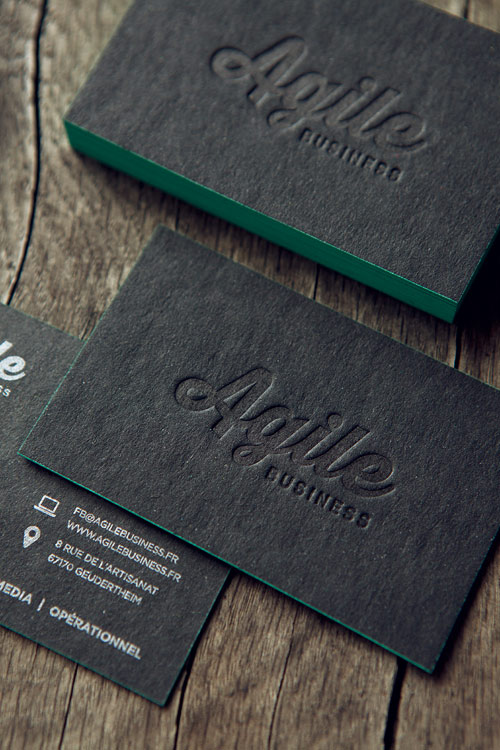 Cartes de visite Agence Agile Business, impression ton sur ton du logo sur papier recyclé noir et pantone argent au verso / business cards printed in tonal black and silver with color-edge