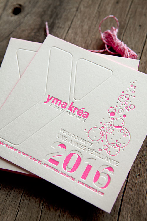 Carte de voeux format carré avec panton fluo 806U et débossage à sec pour le studio Ymakréa // 2016 new year card with 806U neon pink pantone