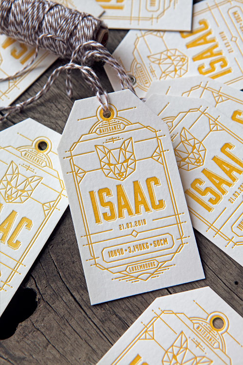 Impression d'étiquettes pour décorer des petits cadeaux qui annoncent la naissance d'Isaac / Small birth announcement tags printed in golden yellow / design and print by Cocorico Letterpress