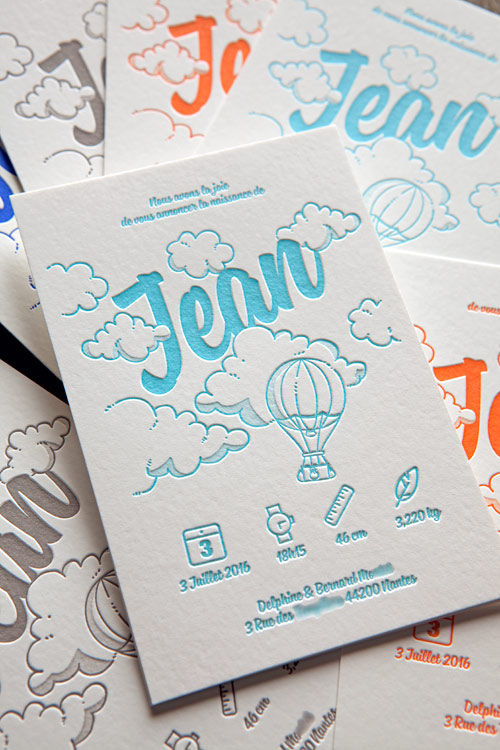 Modèle faire-part de naissance Cocorico Letterpress 100% personnalisable avec ballon montgolfière et nuages / Customizable Cocorico Letterpress baby birth announcement card with hot-air balloon beetwen the clouds 