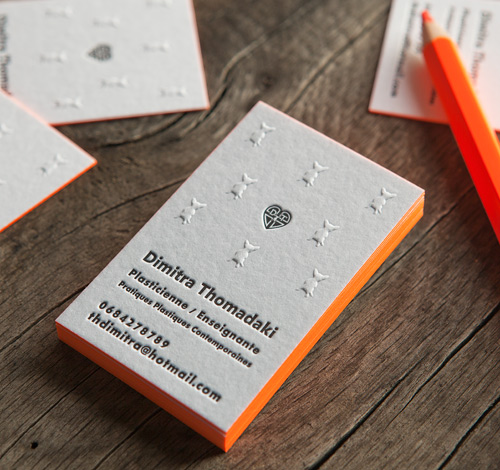 Gaufrage et letterpress noir en recto sur buvard extra blanc 500g et finition orange fluo sur les tranches / business cards with embossing and black letterpress and neon edge-painting