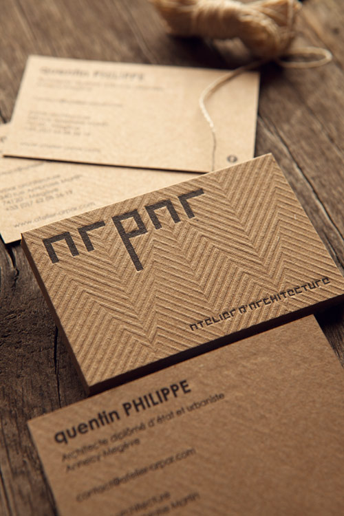 Carte de visite ARPAR Architecture imprimée sur carton recyclé français brun / business cards letterpress-printed onto recycled kraft-coloured french paper whith a geometrical blind deboss