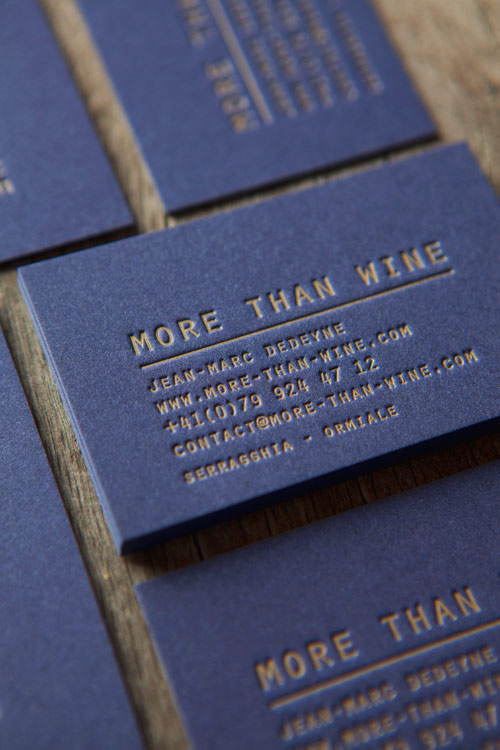 Encre dorée pantone 871U en débossage sur papier coton bleu nuit 600g / letterpress business cards printed in gold 871U PMS