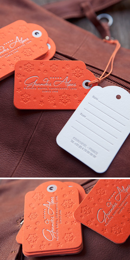 Jolies étiquettes de bagage pour un hôtel de luxe à Courchevel, création L'oiseau à ressort / letterpress luggage tag with duplexed papers in two colors printed by Cocorico Letterpress