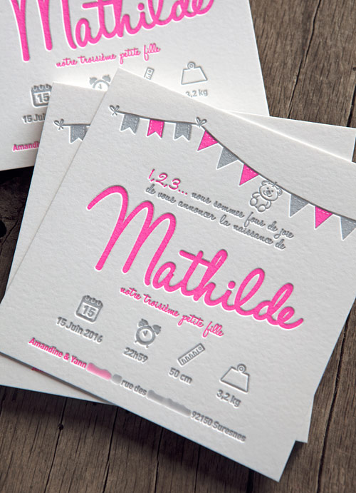 Faire-part guirlande en rose fluo 806 et gris - modèle Cocorico Letterpress personnalisable / Customizable baby girl birth announcement card in neon pink and grey 